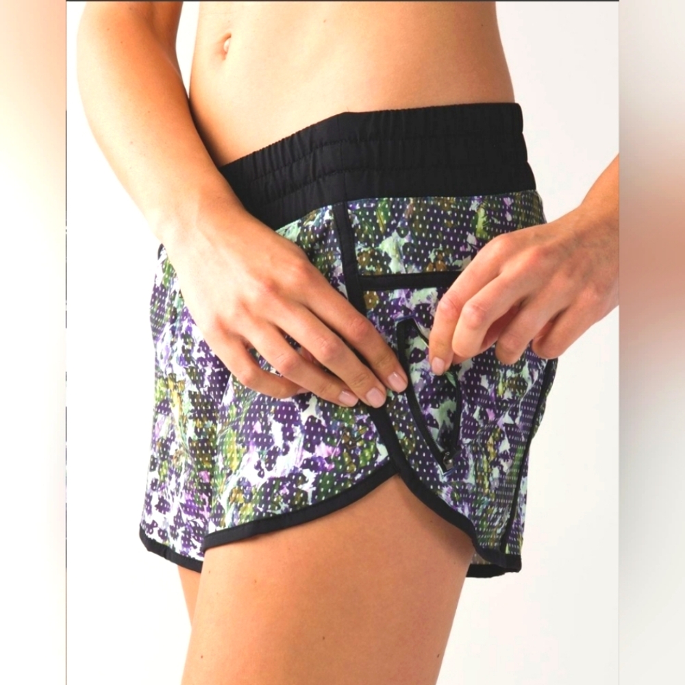 Lululemon Tracker Short III 8 Floral Multi Black